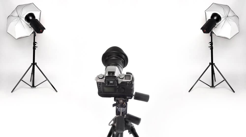 Kamera mit zwei einsatzbereiten Studioblitzen