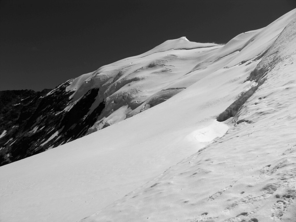 Verschneiter-Berggipfel-in-schwarz-weiss-dargestellt