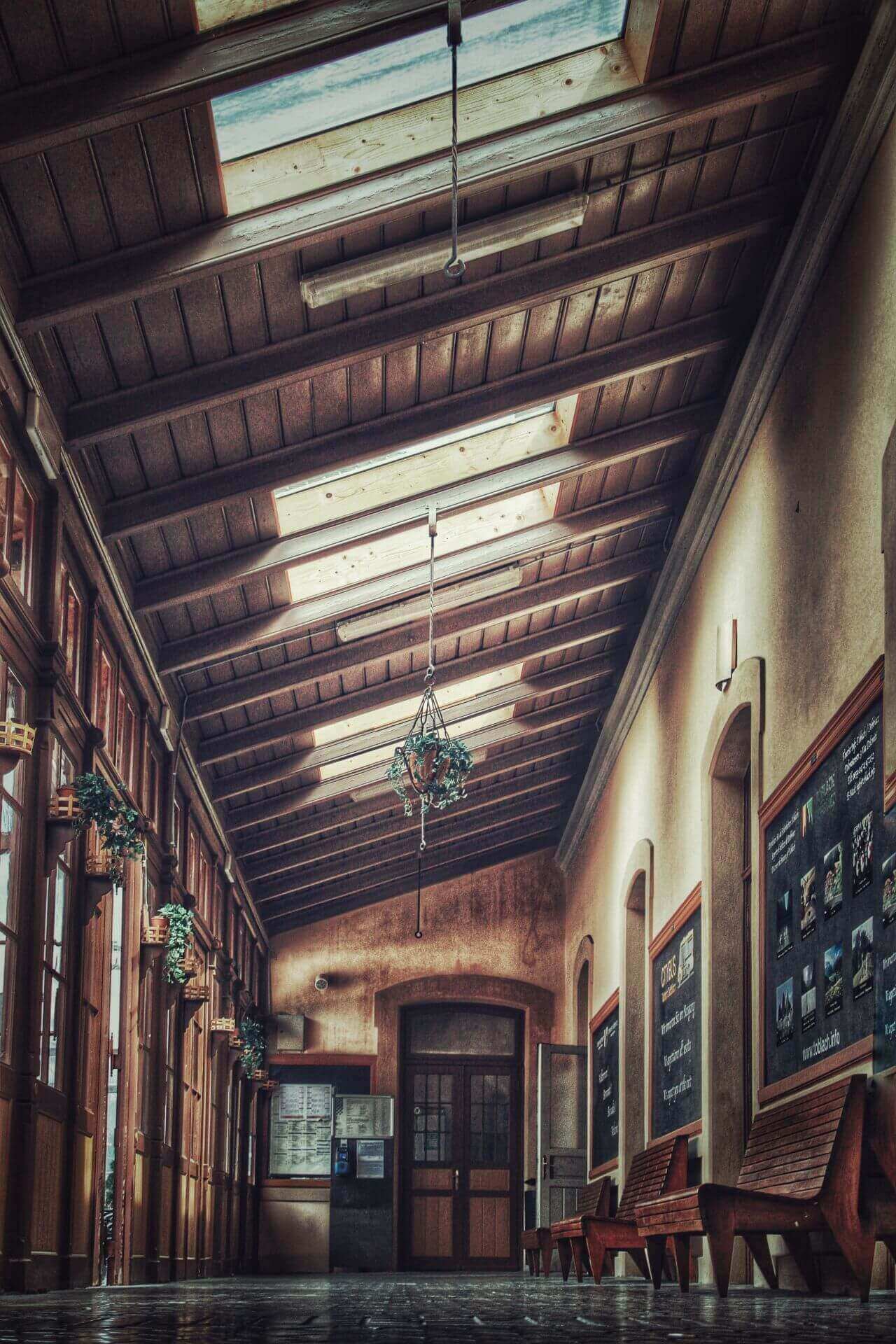 Die Wartehalle eines alten Bahnhofs im schummrigen Licht ©Rene Gropp