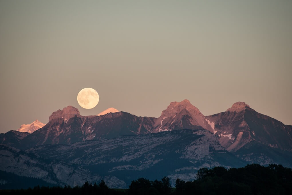 Mond und Berge