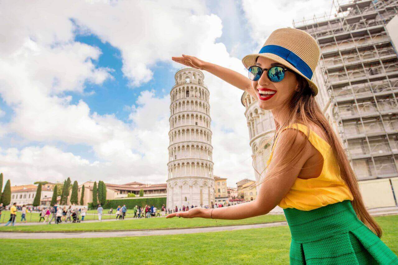 Frau-hält-schiefen-Turm-von-Pisa