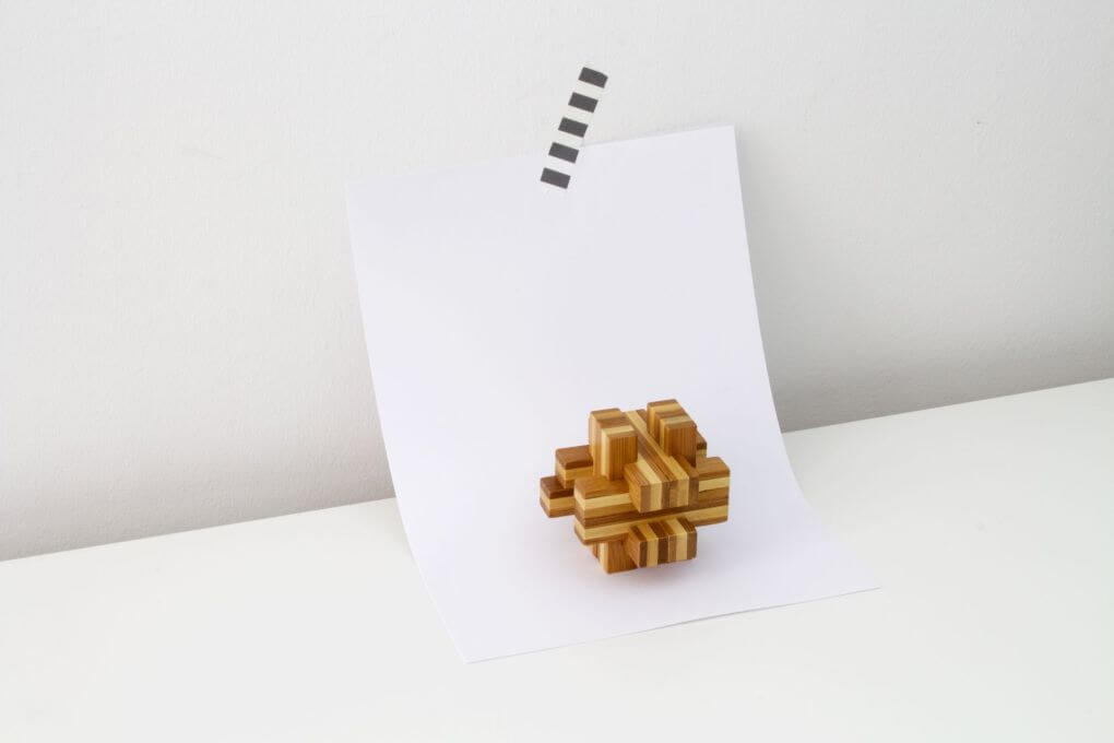 DIY Foto-Hack: Mit Hilfe eines weissen Blattes eine Hohlkehle formen.