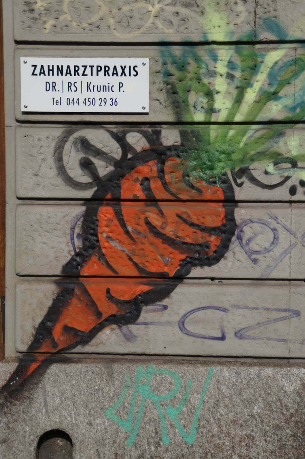 Rübli von unbekanntem Künstler an einer Züricher Hauswand