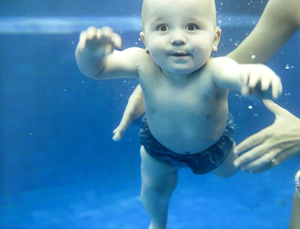 Baby-unter-Wasser