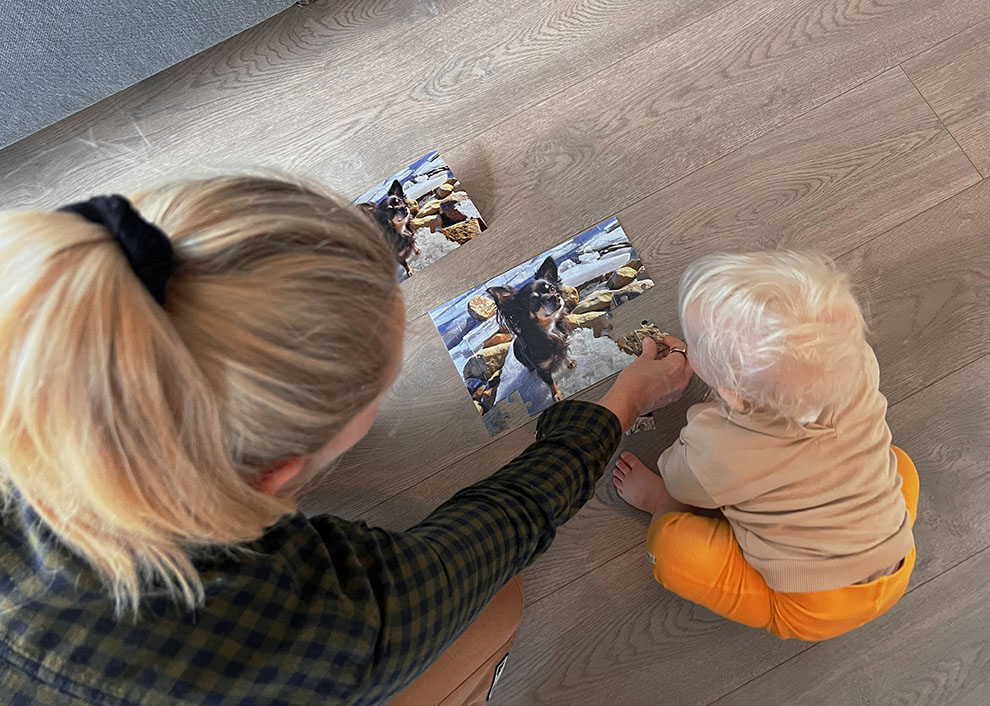Palapelin voi tehdä tutuista kuvista ilahduttaa myös perheen pienintä.