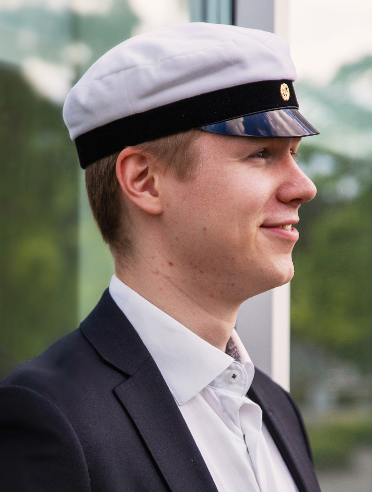 Ei näin: ylioppilaslakin lippa varjostaa silmiä Ei näin: ylioppilaslakin lippa varjostaa silmiä