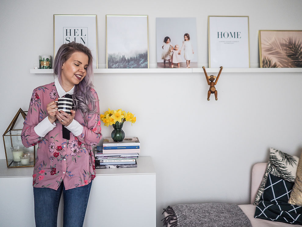 Bloggaaja Iina Hyttinen olohuoneessaan Bloggaaja Iina Hyttinen olohuoneessaan