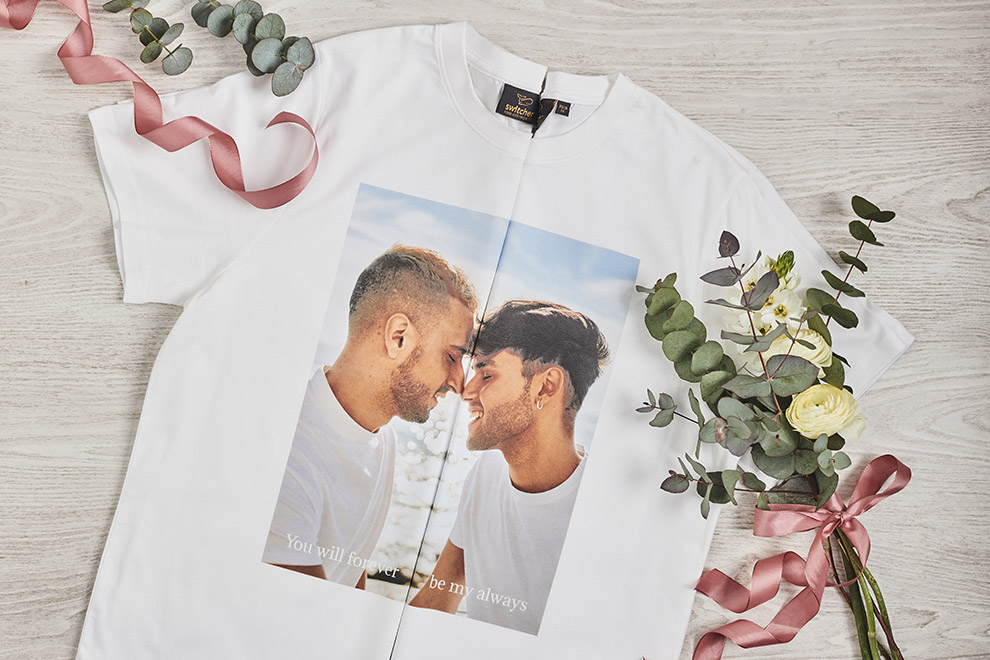 Föreviga kärleksparets lycka på en t-shirt Föreviga kärleksparets lycka på en t-shirt