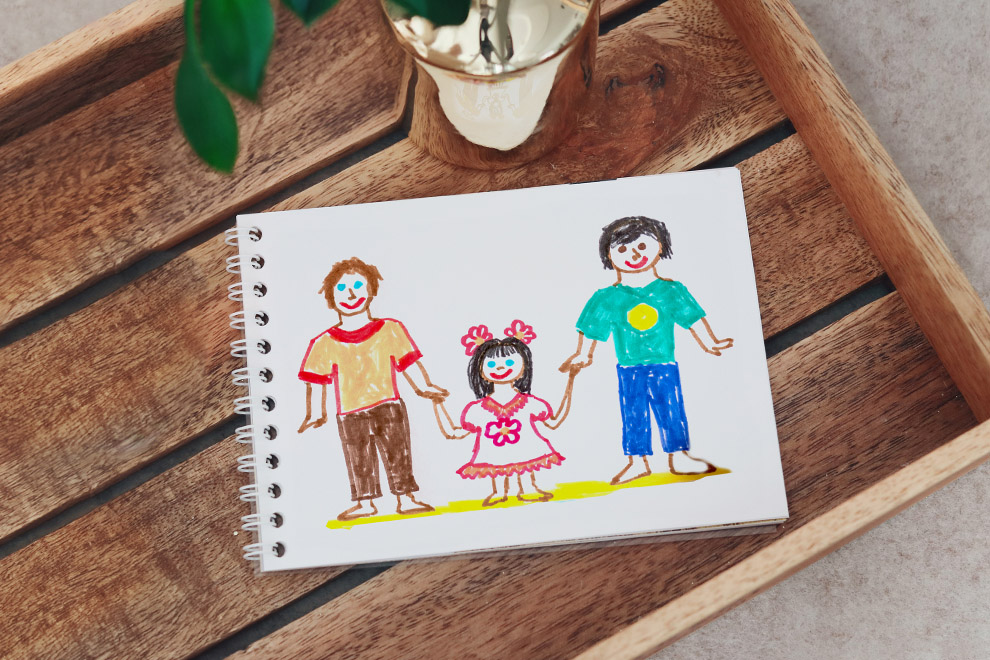 En liten fotobok med barnets teckningar En liten fotobok med barnets teckningar