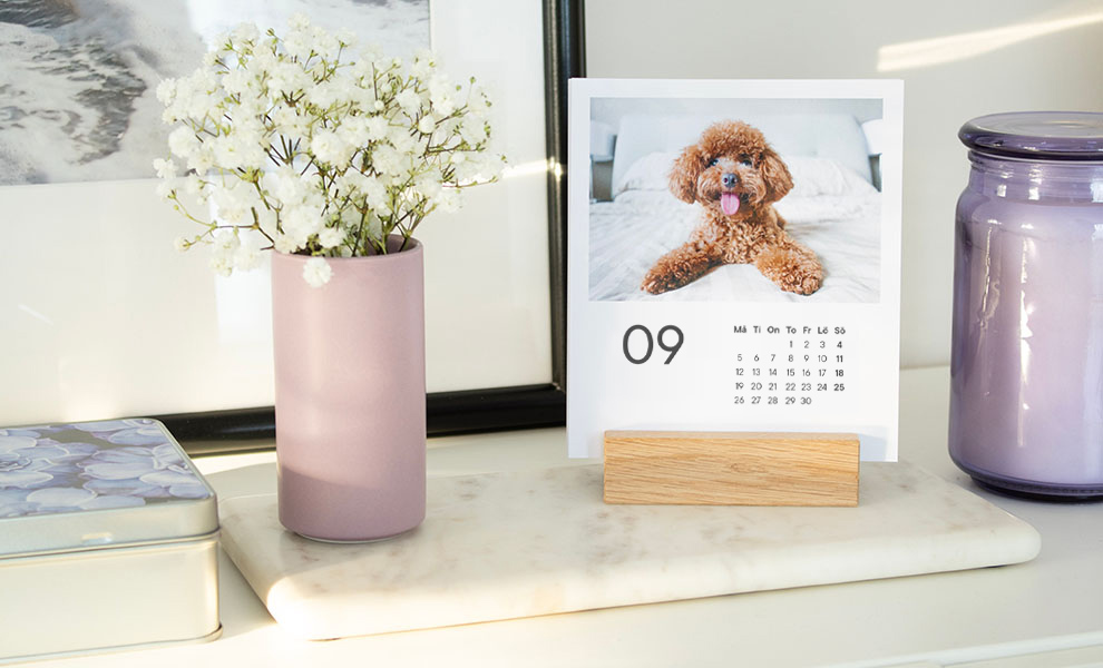 En praktisk bordskalender med en stilren ställning i trä En praktisk bordskalender med en stilren ställning i trä