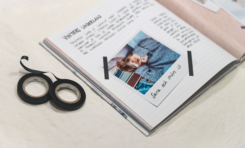 Det är lätt att applicera tejp på den matta sidan av Deluxe-fotoboken. Det är lätt att applicera tejp på den matta sidan av Deluxe-fotoboken.