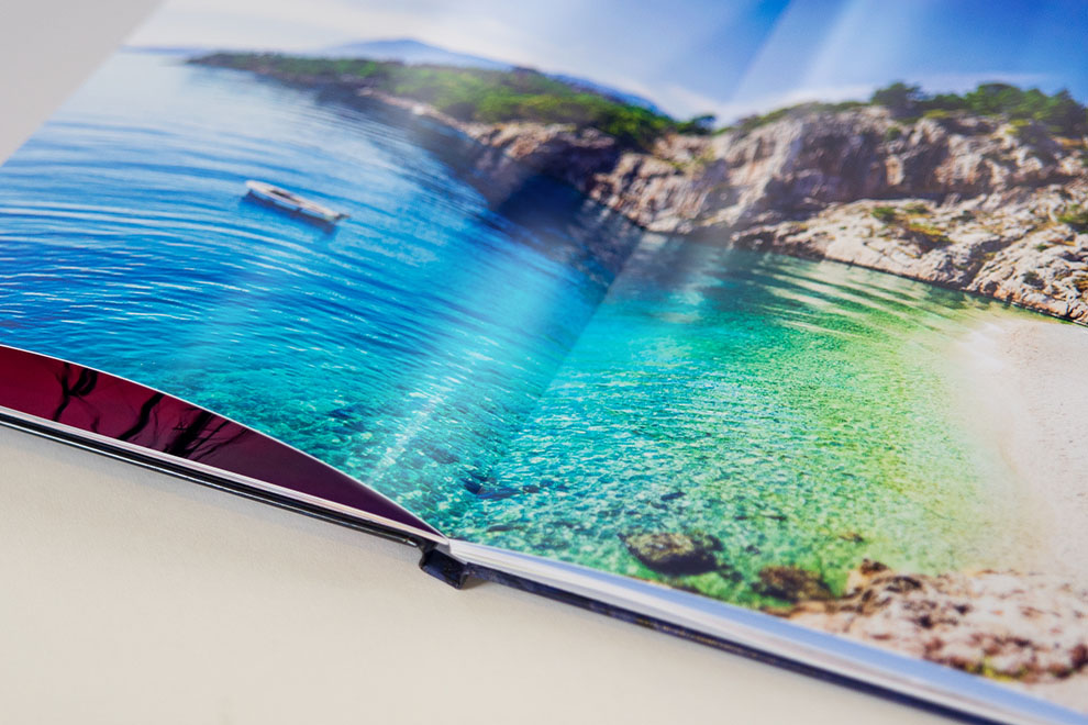 Fotobok Premium ger en speciell touch till dina bilder, eftersom boken framkallas på riktigt fotopapper. Fotobok Premium ger en speciell touch till dina bilder, eftersom boken framkallas på riktigt fotopapper.