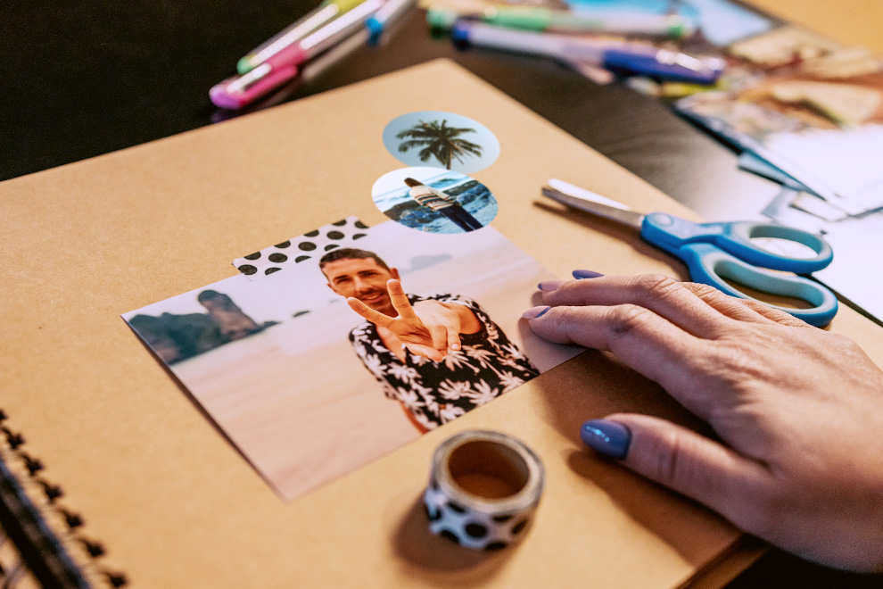 Dekorera scrapbook med klistermärken Dekorera scrapbook med klistermärken