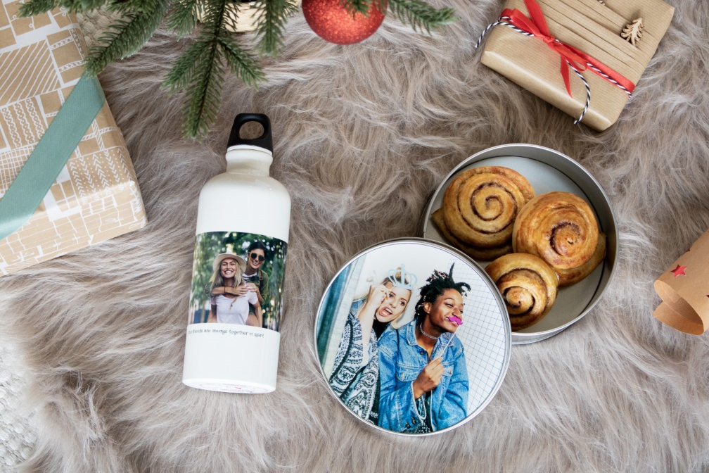 Fotodose und SIGG-Flasche mit eigenen Fotos gestalten und weihnachtlich verpacken.
