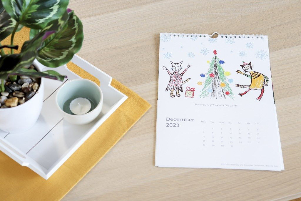 Wandkalender mit weihnachtlicher Kinderzeichnung im Monat Dezember