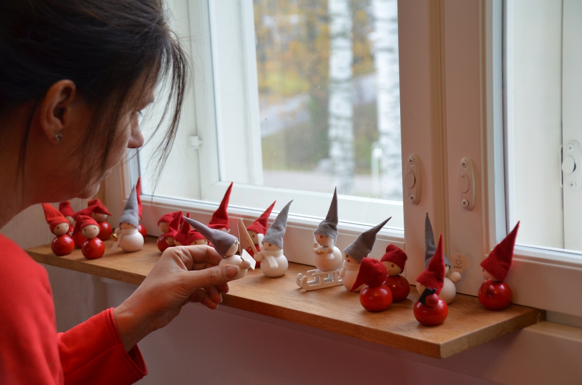 Weihnachten bei ifolor Finnland – Satu zeigt ihre Weihnachtselfen