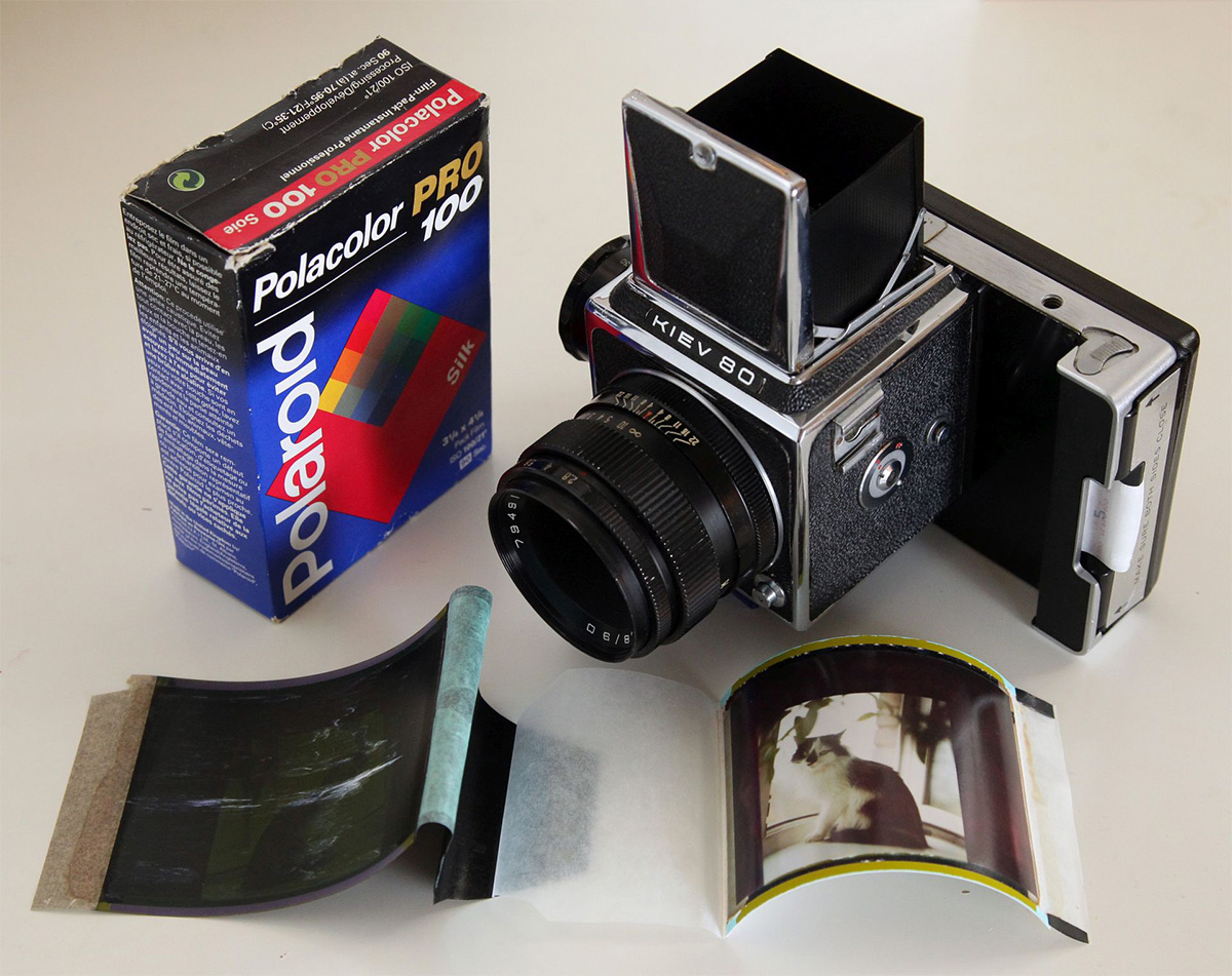 Ein Polacolor-Film neben einer Sofortbildkamera 