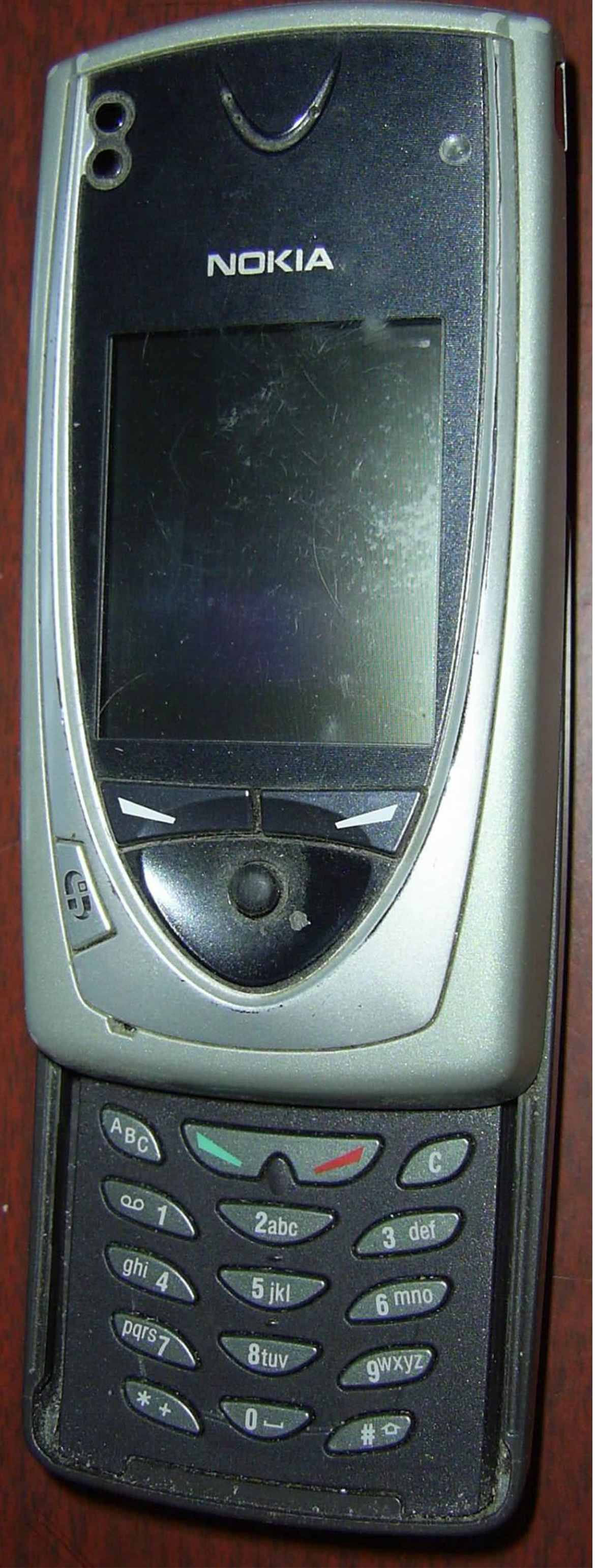 Das Nokia 7650, eines der ersten Fotohandys in der Schweiz. | CC BY SA 2.5 Miguel Durán