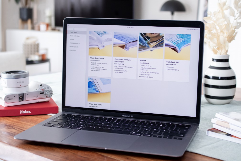 MacBook mit geöffneter ifolor Designer Software