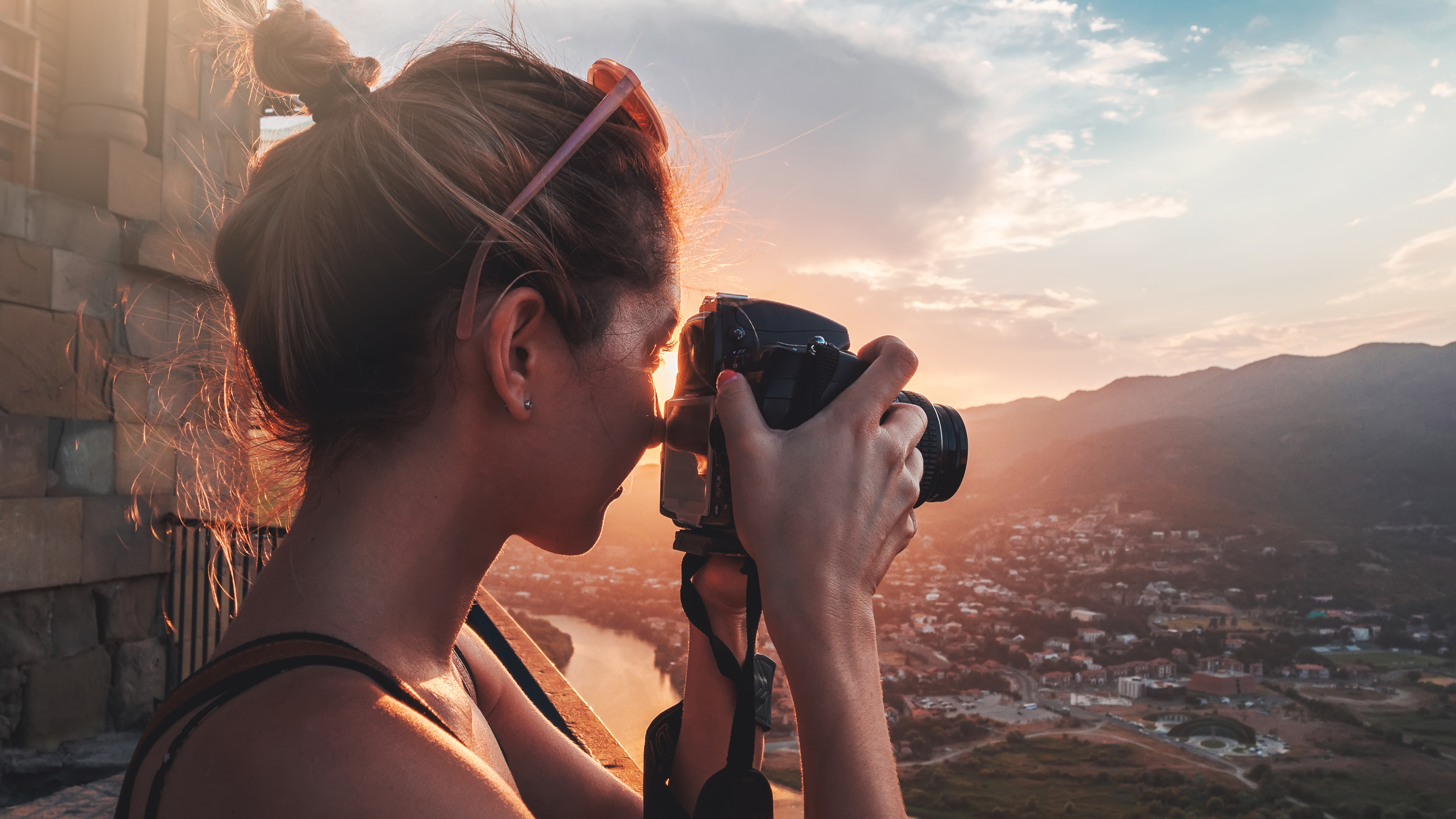Una ragazza scatta delle foto con il sole basso Una ragazza scatta delle foto con il sole basso