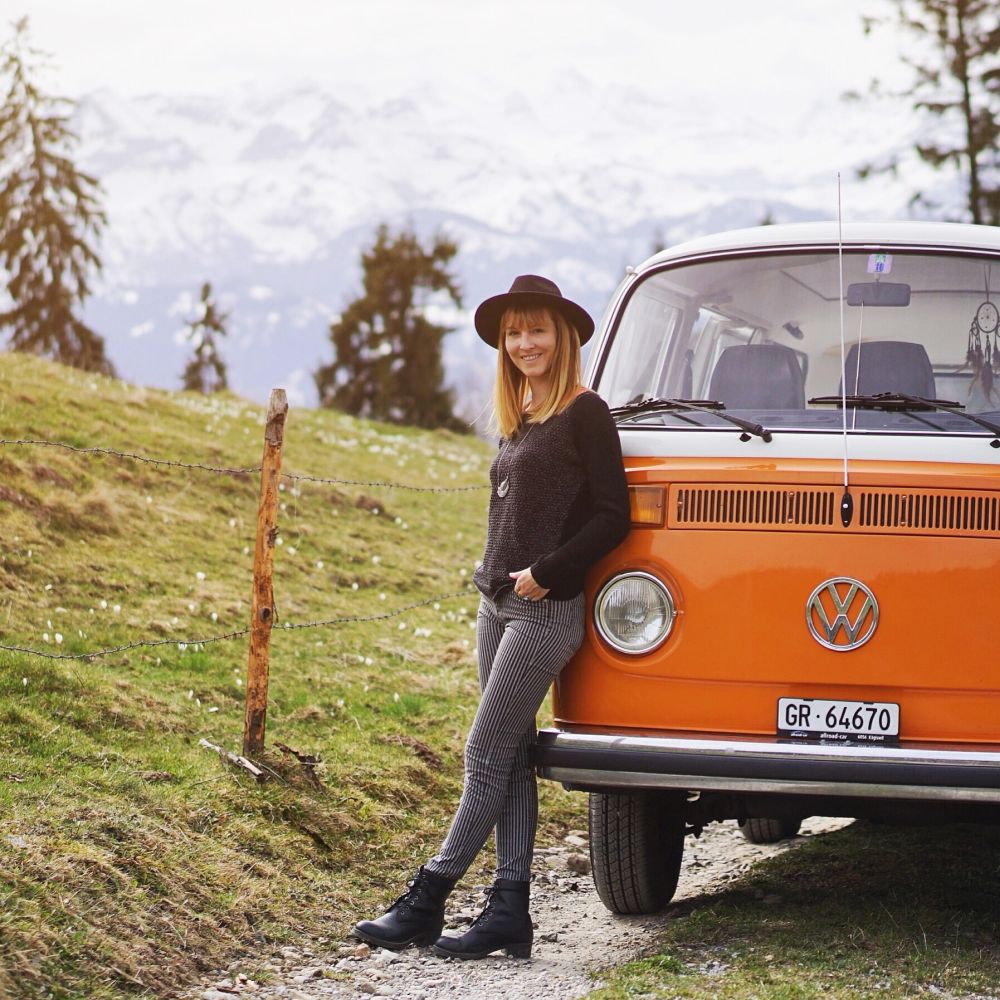 Martina Bisaz neben ihrem orangefarbenen VW-Bus