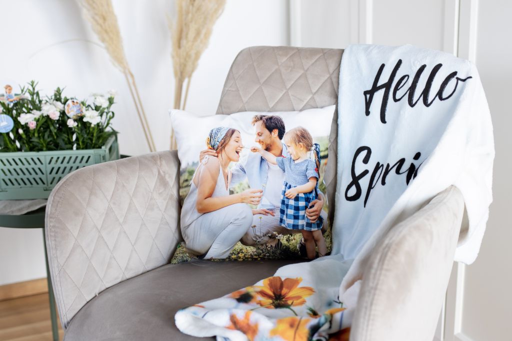 Fotokissen und Fotodecke mit Frühlingsmotiven als Osterdeko für dein Sofa.