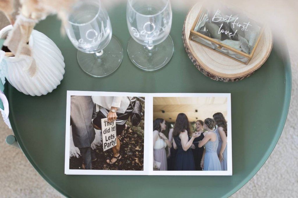 Im Booklet festhalten: Fotos von den Hochzeitsgästen mit gebastelten Schildern, auf denen ihre Glückwünsche stehen.