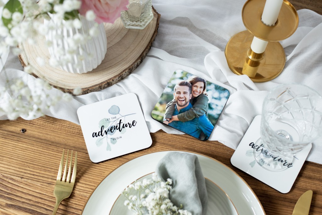 Gastgeschenk und Tischdeko: Personalisierte Untersetzer für die Hochzeit   