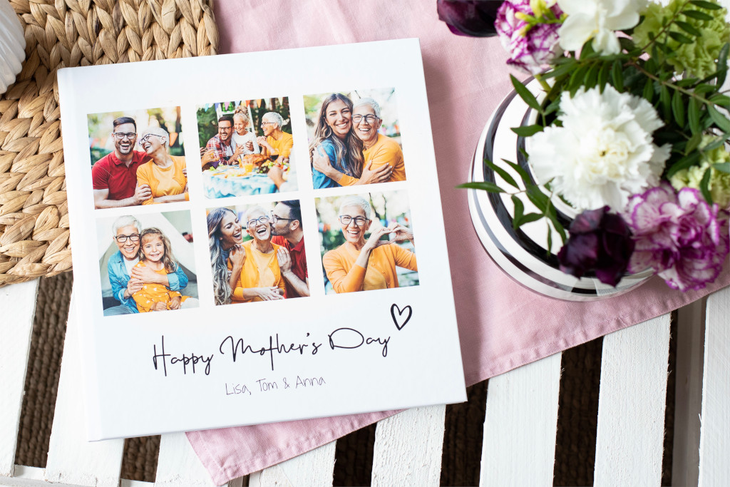 Selbstgestaltete Geschenke: Fotobücher und Fotogrusskarten zum Muttertag.