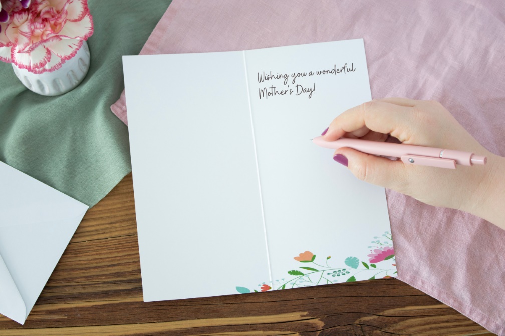 Trage deine Muttertagsgrüsse per Hand in deine Muttertagskarte ein oder lass sie in einer passenden Schriftart und -farbe auf die Innenseite drucken.
