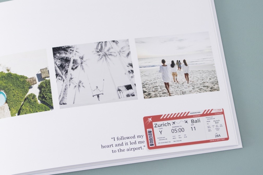 Halte deine Erinnerungen im Reisejahrbuch lebendig, indem du eingescannte Tickets oder Screenshots mit in die Gestaltung einbeziehst.