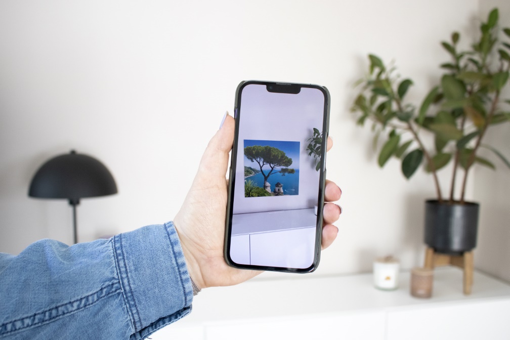Wanddeko via Smartphone mit der Augmented Reality Funktion virtuell in deiner Wohnung platzieren.
