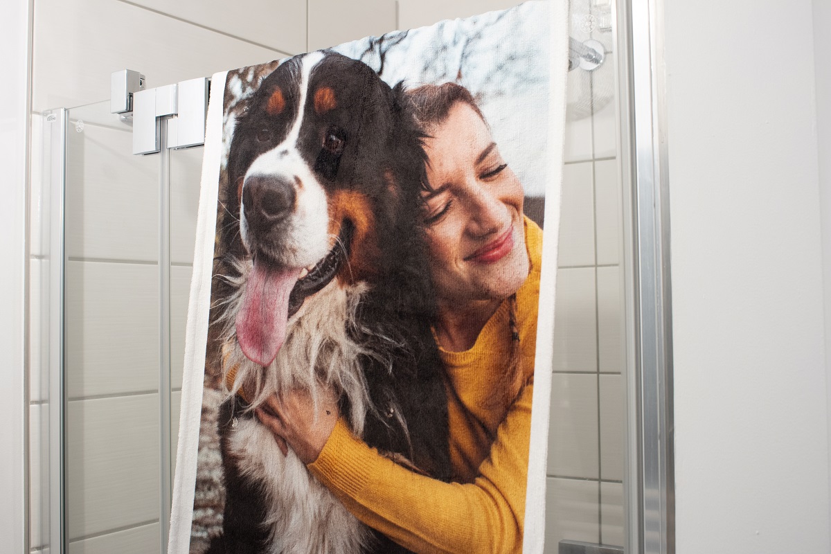 Badetuch mit Foto – Hund mit seinem Frauchen.