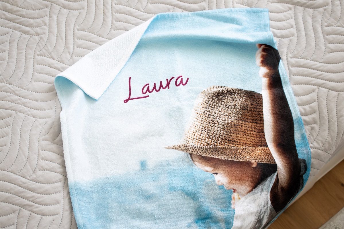 Ein personalisiertes Handtuch mit Foto und Namen vom Kind.