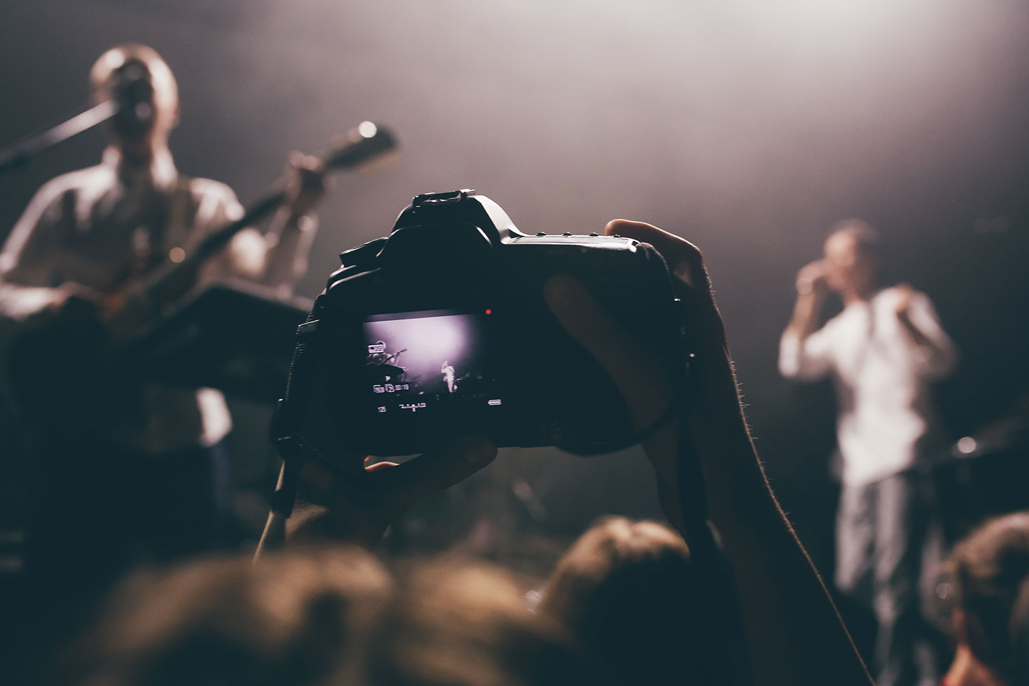 Digitale Spiegelreflexkamera im Einsatz auf einem Konzert