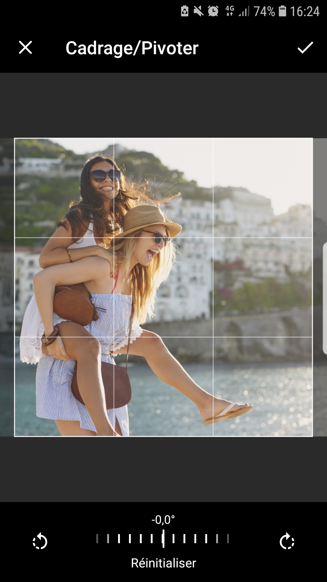 Vous pouvez modifier le cadrage et la rotation des images à tout moment. Vous pouvez modifier le cadrage et la rotation des images à tout moment.
