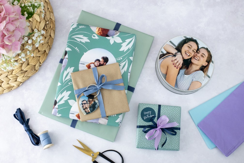 Kreative Wege, deine Geschenke mit selbst gestalteten Fotoprodukten einzupacken.