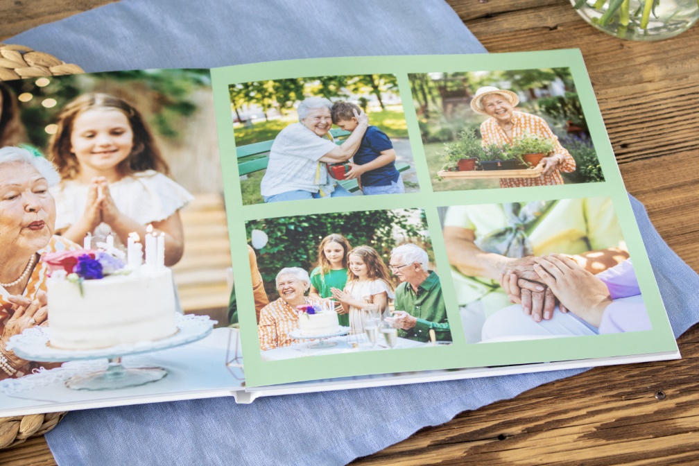 Fotobuch zum Muttertag: Gestaltungsidee mit farbigem Hintergrund.