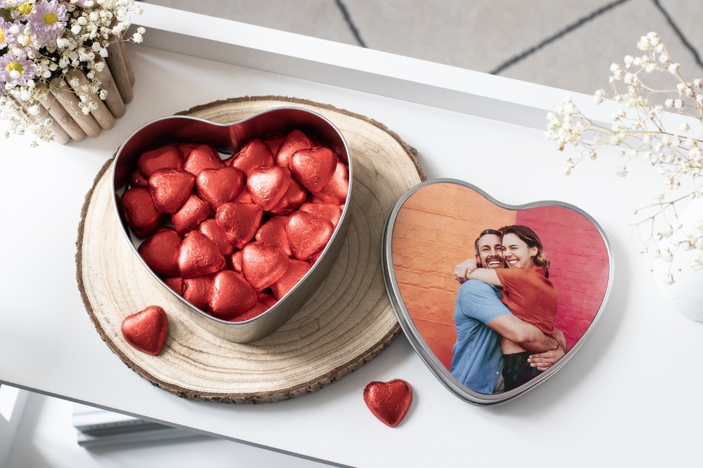 Personalisierte Fotodose gefüllt mit Süßigkeiten zum Valentinstag.