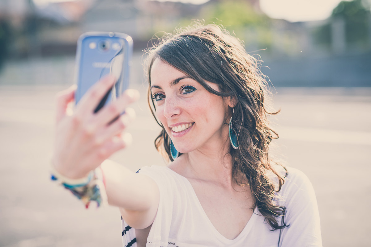 Frau  schießt Selfie mit Handykamera