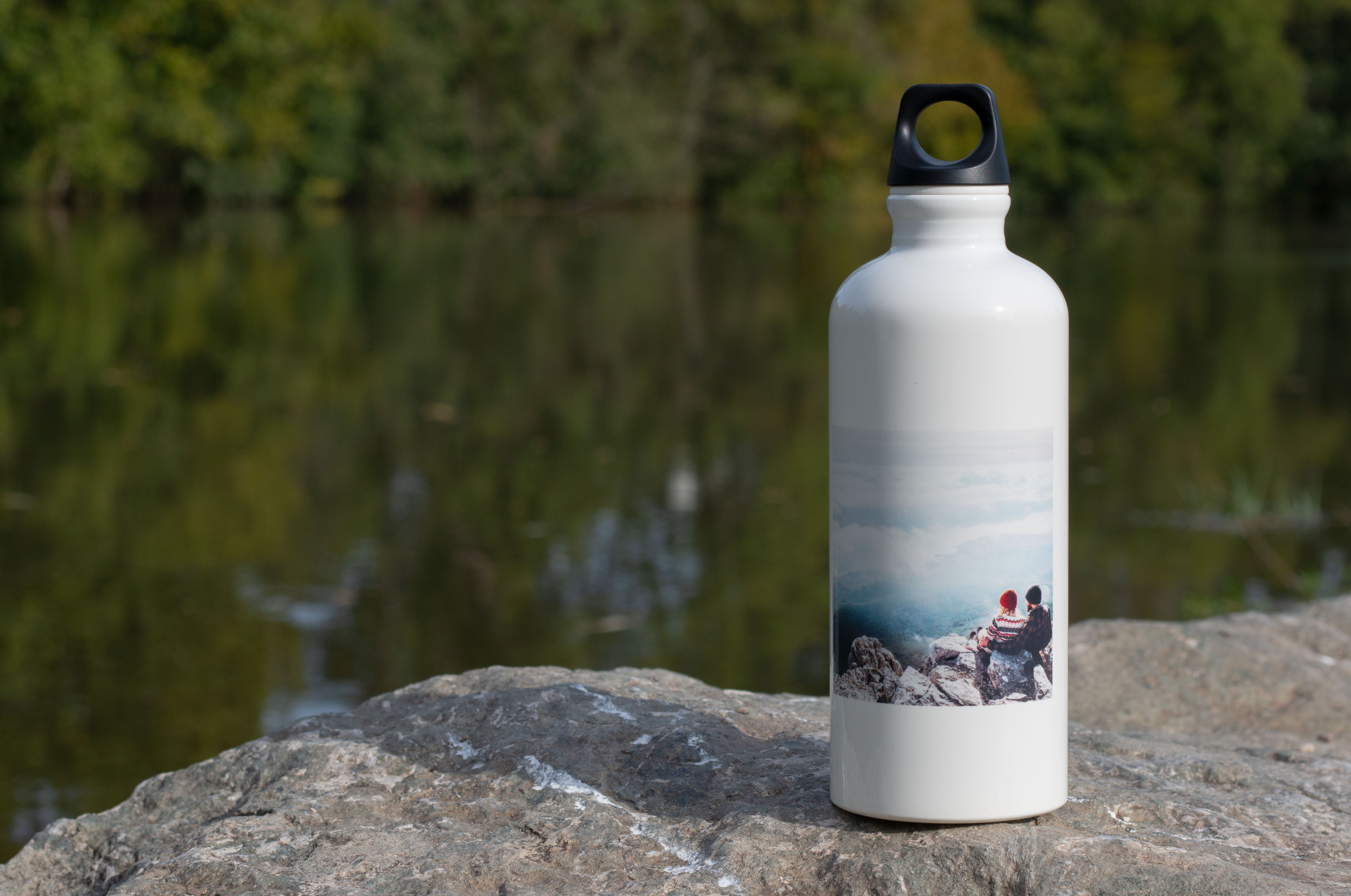 SIGG-Trinkflaschen mit individuellen Motiven – Pärchen auf dem Berg