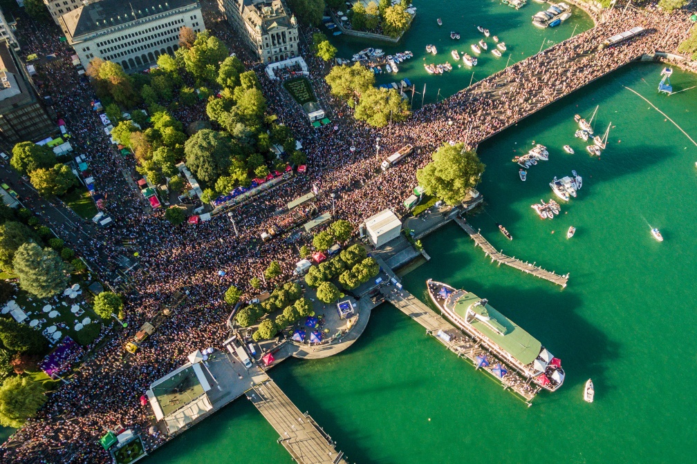 Luftaufnahme der grossen Street Parade in Zürich.
