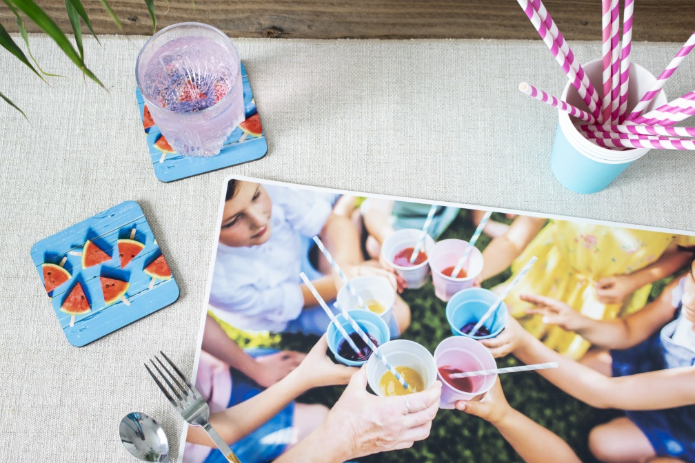 Originelle und praktische Tischdeko für die Sommerparty: Tischsets und Untersetzer mit eigenen Fotos.