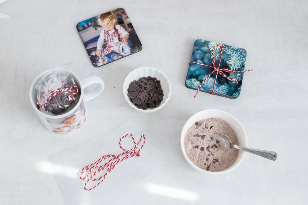 Zutaten für einen Tassenkuchen in einer selbst gestalteten Fototasse mit passenden Foto Untersetzern.
