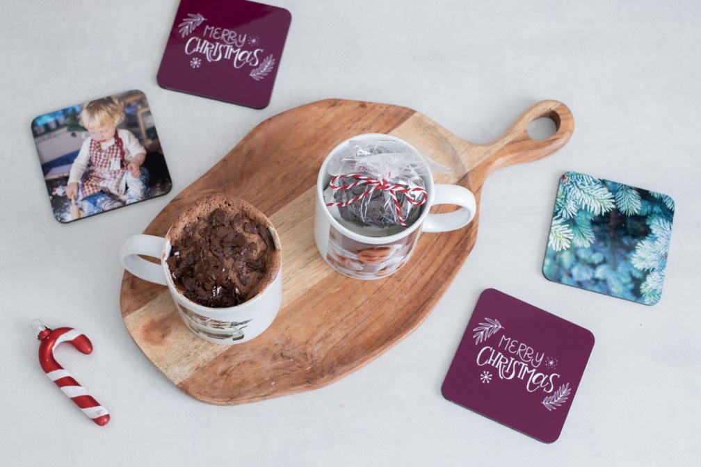 Kreative Geschenkidee: Tassenkuchen in einer selbst gestalteten Fototasse.