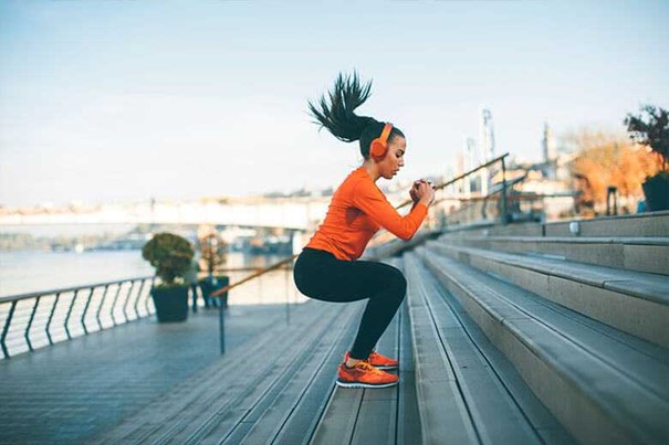 Fitnessfoto: Eine Frau trainiert im Freien.