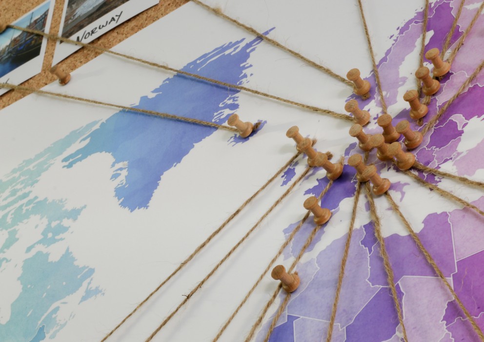 Ferienorte mit Pins auf der Weltkarte markieren