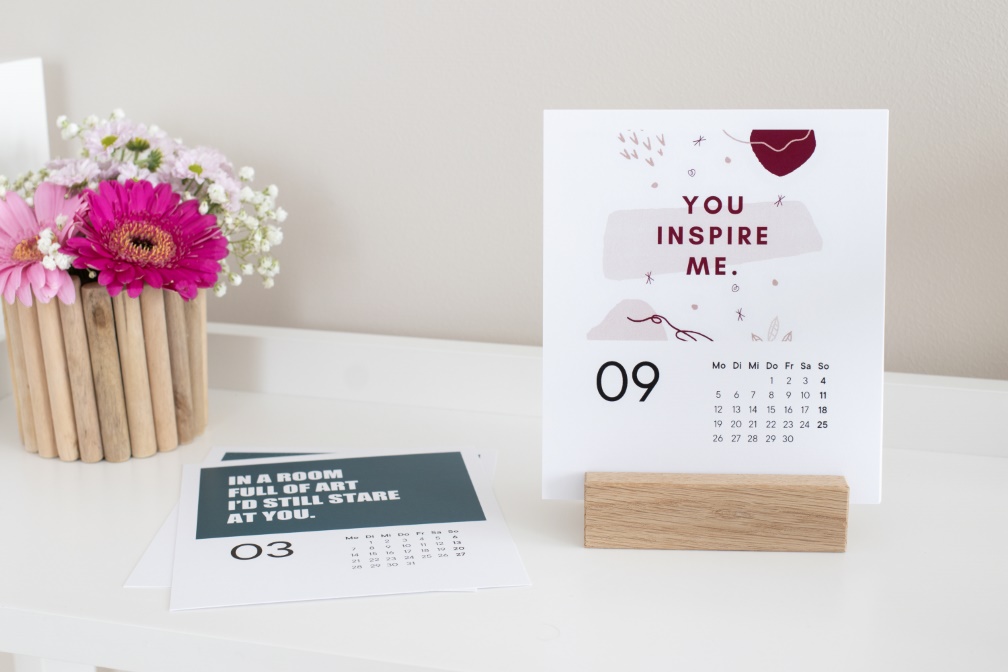 Gestalte die zwölf Monatskarten des Tischkalenders mit Holzaufsteller mit Komplimenten und lieben Worten.