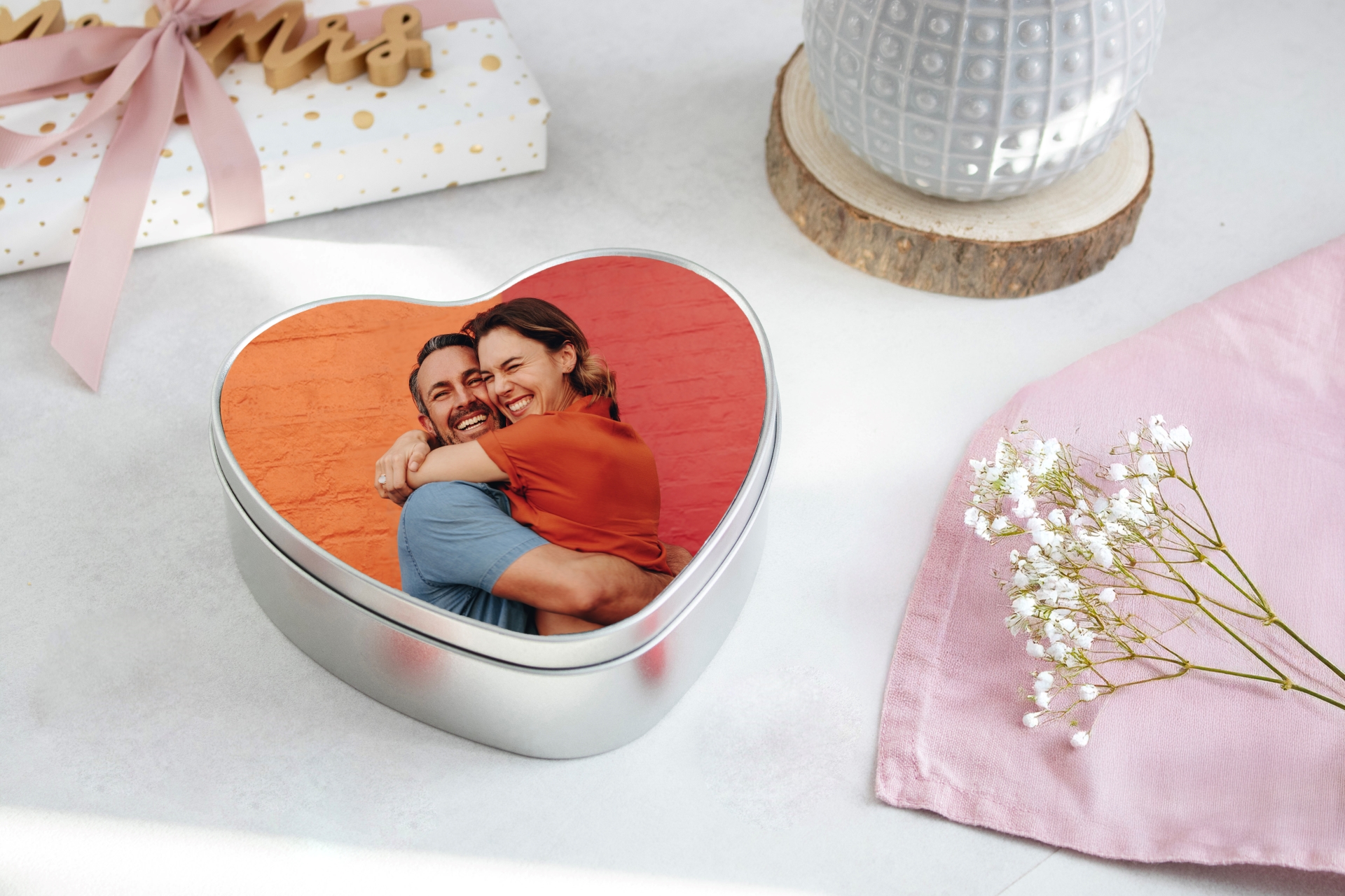 Selbst gestaltete Fotodose in Herzform mit feiner Schokolade gefüllt. Selbst gestaltete Fotodose mit feiner Schokolade gefüllt.