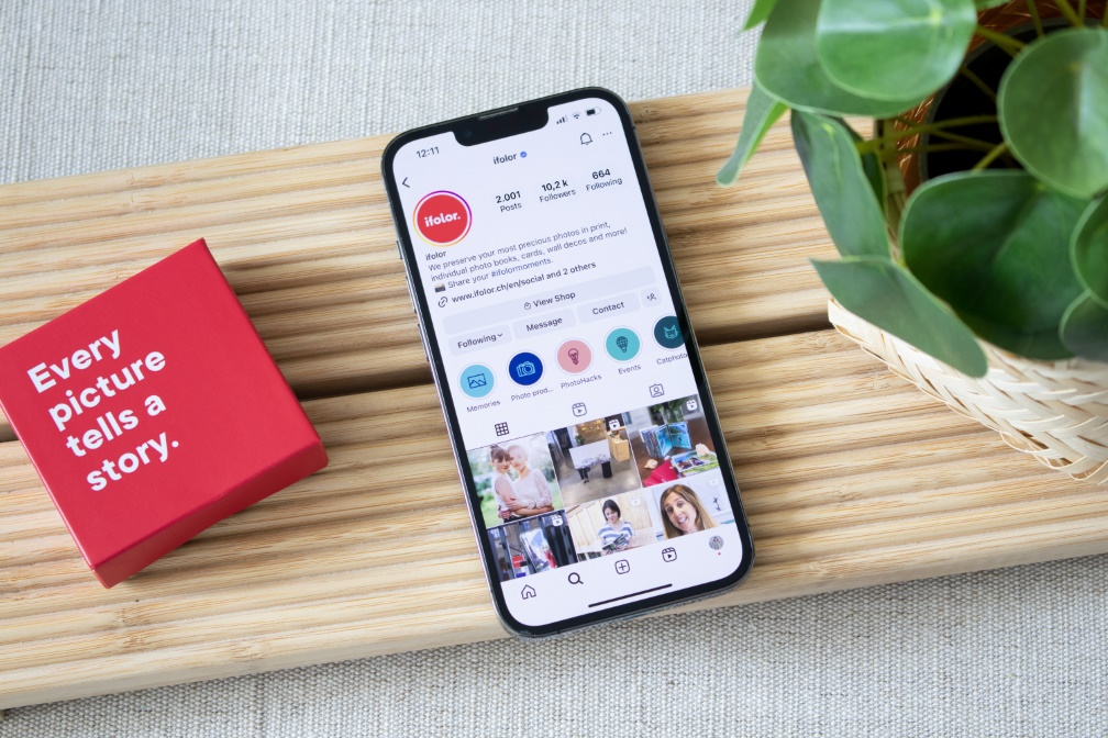 smartphone-und-instagram-1030x725 10 Instagram Accounts mit außergewöhnlichem Stil, Motiven und Blickwinkeln